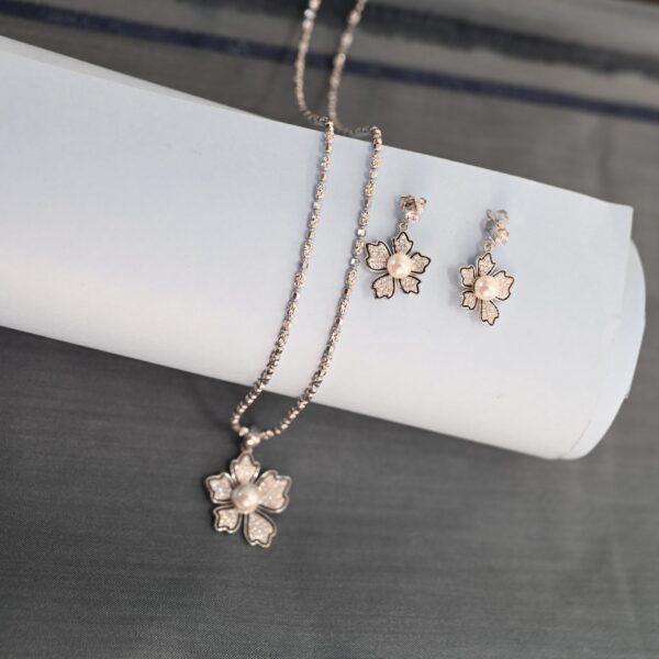 Floral Pearl Pendant Set