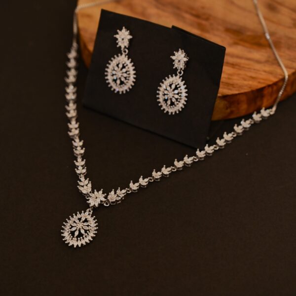 Stunnig round necklace with earrings