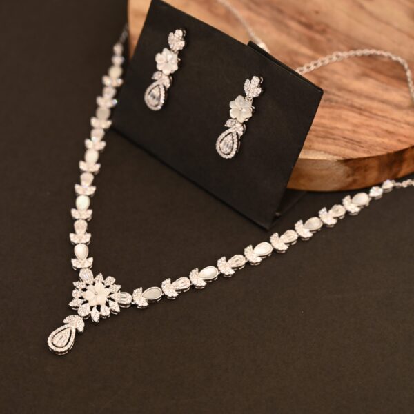 Light weight silver necklace set with earrings
