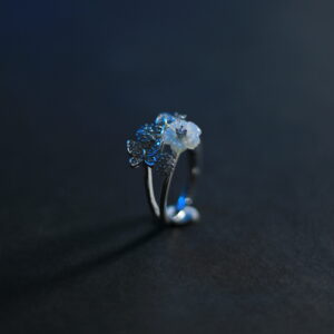 Elegant silver ring with floral design