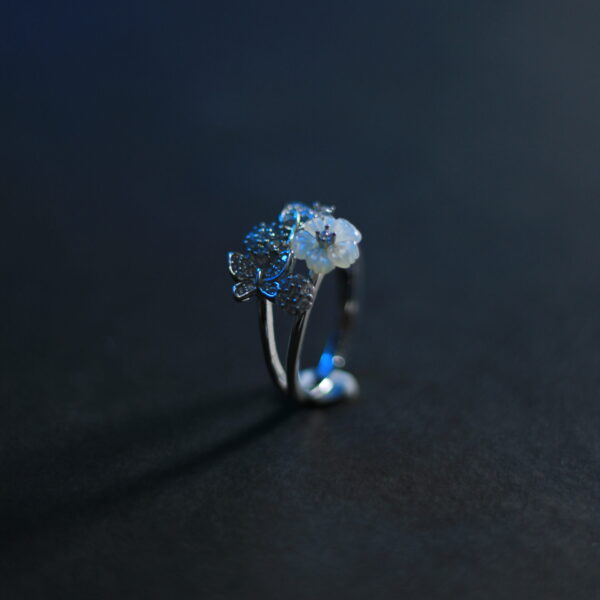 Elegant silver ring with floral design