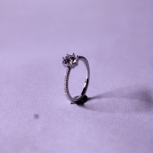 Single stone minimal silver ring in 925 sterling silver